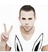 M83 מגיעים להופעה בבארבי