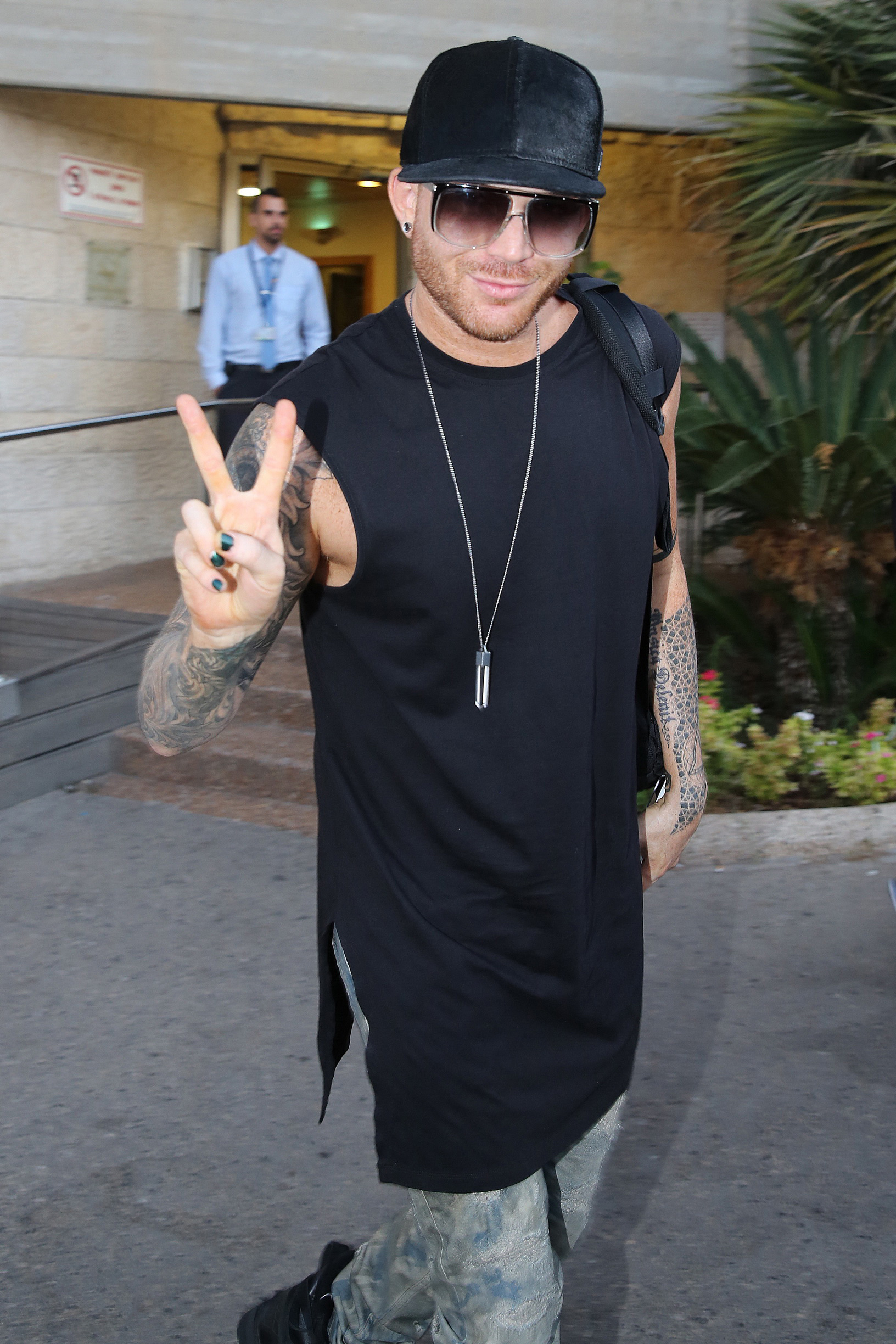 2016 09 11 queen adam lambert arrive in israel adam lambert media
